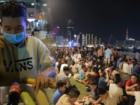 Từ sinh viên đến dân văn phòng đổ xô bán nước giải khát tối 30/4, lời một gấp đôi, kiếm tiền triệu mỗi tối