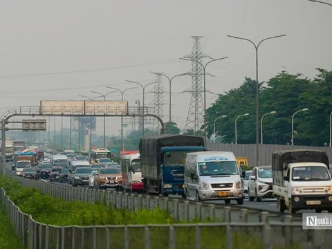 Dòng xe nuối đuôi nhau trở lại Thủ đô