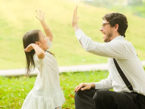 Phỏng vấn 720 người phát hiện ra: Những đứa trẻ lớn lên hạnh phúc thường có 3 đặc điểm, không liên quan gì đến sự giàu có