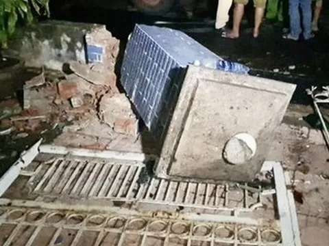 Sập cổng trong lúc nằm võng, bé trai 7 tuổi tử vong