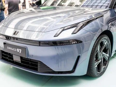 Hãng xe mới vào Việt Nam ra mắt đối thủ của Toyota Camry: tiết kiệm nhiên liệu 4,8 lít/km, đi 200 km không tốn 1 giọt xăng