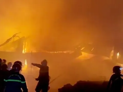 Hàng trăm cán bộ, chiến sĩ tham gia dập tắt vụ cháy kho phế liệu