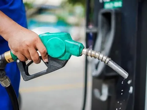 Giá xăng tăng, RON 95 áp sát 25.000 đồng/lít