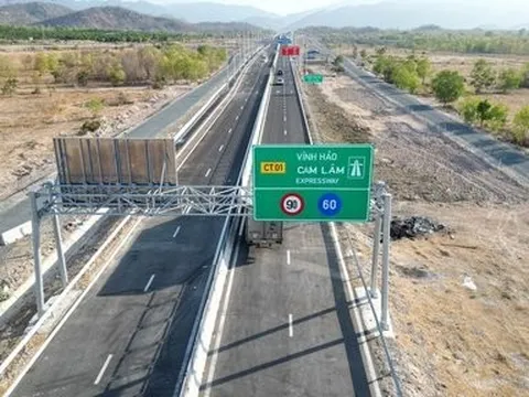 48 xe gặp sự cố hư hỏng sau 6 ngày thông xe cao tốc Cam Lâm - Vĩnh Hảo