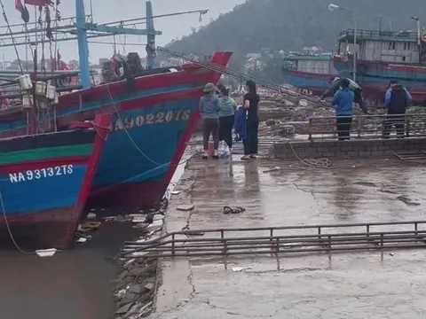 Nghệ An: Chìm thuyền câu mực, hai thuyền viên mất tích trên biển