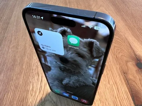 'Muốn không bị 'đâm sau lưng', đừng vội mua iPhone, Samsung Galaxy và các flagship mới ra mắt'