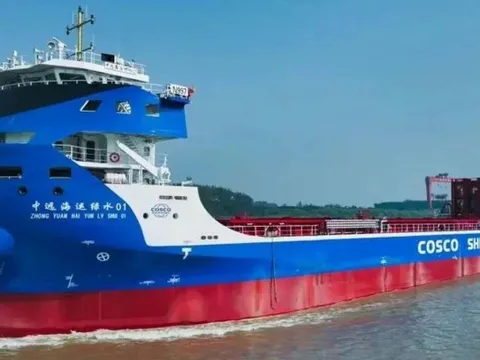 Trung Quốc vừa hạ thủy chiếc tàu chở container chạy điện lớn nhất thế giới: dài bằng 1 sân bóng, khối pin tương đương của 609 chiếc VinFast VF 9