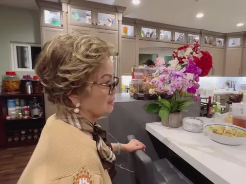 Sinh nhật 84 tuổi, mẹ Bằng Kiều mở "đại tiệc" tại Mỹ trong vài ngày, quà cáp chất đầy nhà