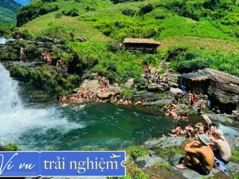 Thác nước xanh ngọc ở miền Bắc là điểm ''ăn chơi'' của khách Tây: Dịch vụ miễn phí, dân tình kéo đến tắm đông như trẩy hội