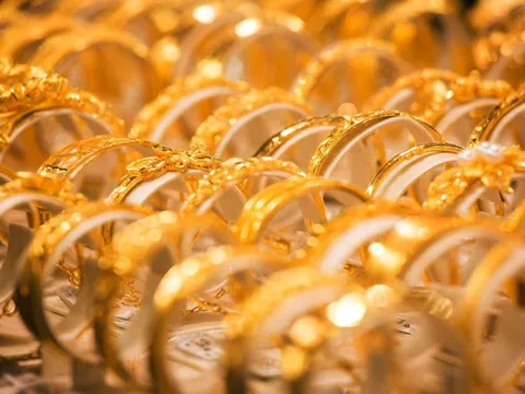 Sức mạnh Trung Quốc: Chi phối toàn bộ thị trường vàng, dân mua vào như thể 'không có ngày mai', cầu tăng cao ngay cả khi giá đang phi mã