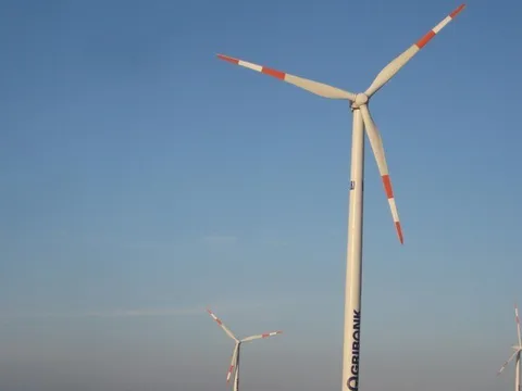 Dự án điện gió đầu tiên tại Việt Nam bị ngân hàng “siết nợ”, tiếp tục hạ giá thêm 200 tỷ đồng