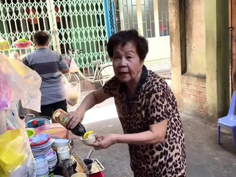 Một nữ nghệ sĩ cải lương xinh đẹp: Con trai mất nên nghỉ hát, U80 phải bán hủ tiếu