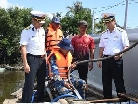 Vùng 5 Hải quân giúp người dân vùng hạn hán ở Cà Mau