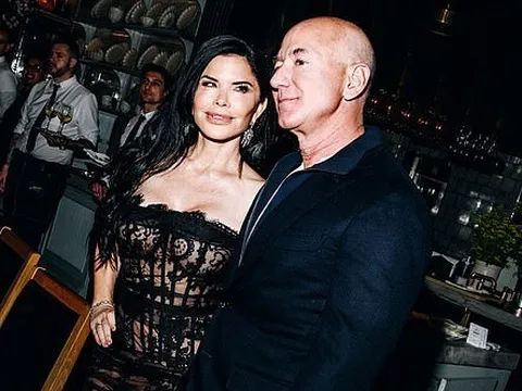 Bất chấp bị chê "gu thẩm mỹ kém", bạn gái tỷ phú Amazon tự tin diện đầm xuyên thấu dự tiệc trước thềm Met Gala