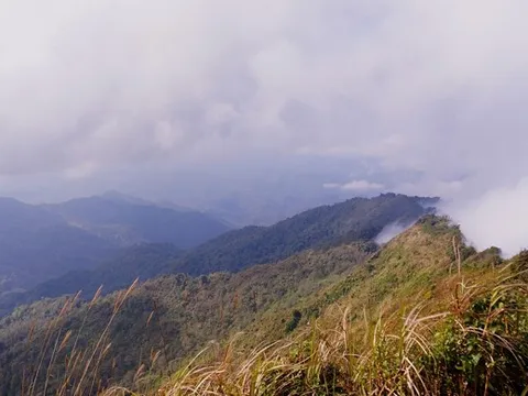 Phát hiện đỉnh núi cảnh đẹp nhưng ít ai biết ở miền núi phía Bắc, là nơi "1 con gà gáy 3 nước cùng nghe"