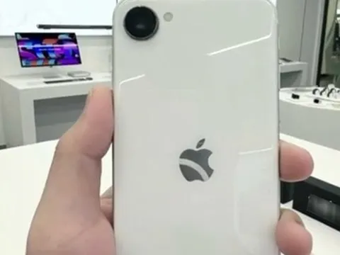 iPhone giá chỉ 10 triệu đồng bất ngờ lộ diện thực tế: Ngoại hình đẹp, thiết kế quá sang xịn so với tầm giá!