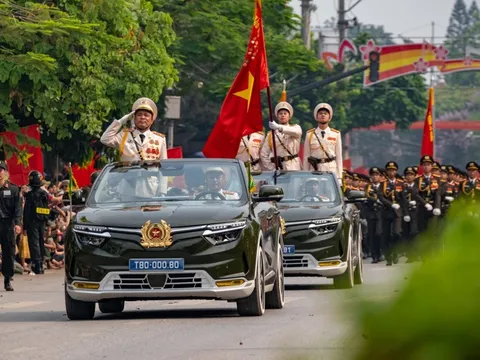 Những chiếc VinFast VF 8 mui trần đặc biệt dẫn đoàn tại Lễ diễu binh Chào mừng 70 năm chiến thắng lịch sử Điện Biên Phủ