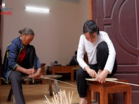 Cô gái bị teo cơ 20 năm dành trọn tuổi trẻ để cống hiến