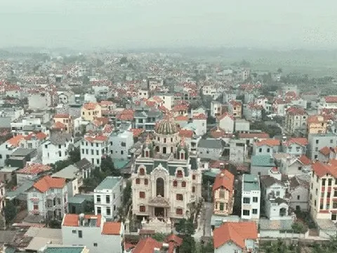 Ở một huyện ngoại thành Hà Nội, bước chân ra đường là thấy lâu đài, biệt phủ