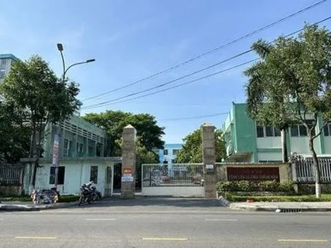 Đi khám bị u bì buồng trứng phải, bác sĩ mổ bóc buồng trứng trái