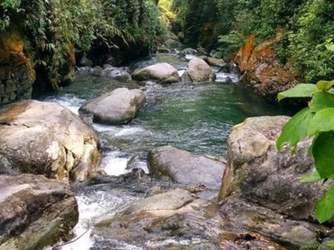 Phát hiện con suối có cái tên rùng rợn, là điểm đến thiên nhiên hoang dã, tránh nóng lý tưởng, chỉ cách Hà Nội 100km