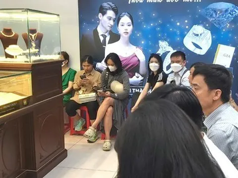 Tiệm vàng "cháy hàng", khách xuống tiền tỉ nhưng chỉ nhận được giấy hẹn