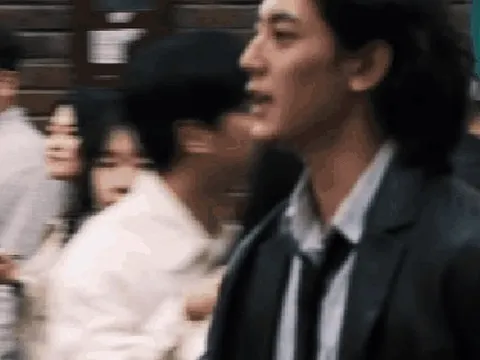 Mỹ nam đạp xe hút 9,8 triệu view: Hệ giao diện "chàng thơ thanh xuân" nhưng style có lúc chuẩn "trai phố"