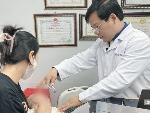 Tắm nhiều loại lá, bé 5 tháng tuổi nguy cơ bị sẹo, nhiễm trùng