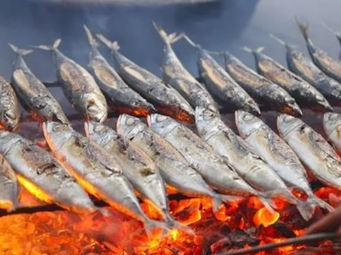 Cực nhọc nghề nướng cá dưới thời tiết mùa hè nóng bỏng rát