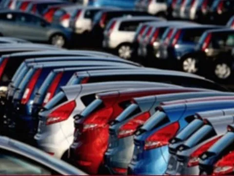 Loạt ô tô giảm giá cả trăm triệu đồng ngay trong tháng 5