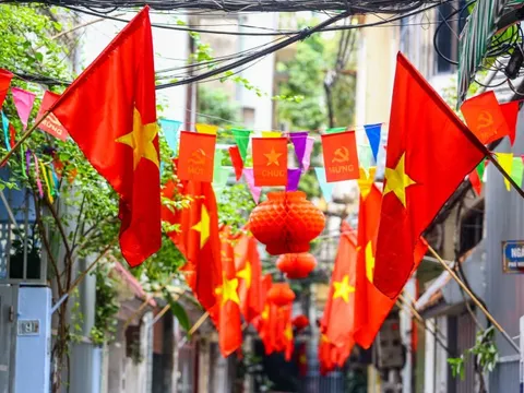 Tặng cờ Tổ quốc cho hơn 2,2 triệu hộ dân: Hình ảnh tự hào chưa từng có sẽ xuất hiện ở Hà Nội vào dịp 10/10