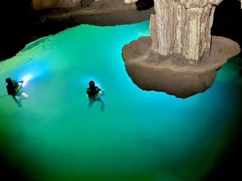 Phát hiện hồ nước bí ẩn "treo" lơ lửng trong hang ở Quảng Bình