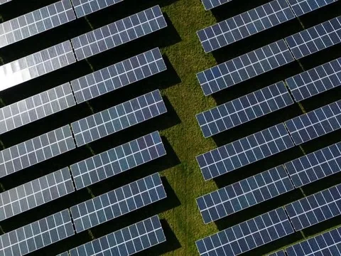 Pin mặt trời siêu rẻ Trung Quốc tràn ngập khắp thế giới đang đẩy giá kim loại này bùng nổ, tăng nóng không kém gì vàng