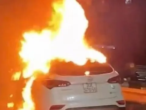 Hà Nội: Ô tô bốc cháy giữa trời mưa trên đường vành đai 3