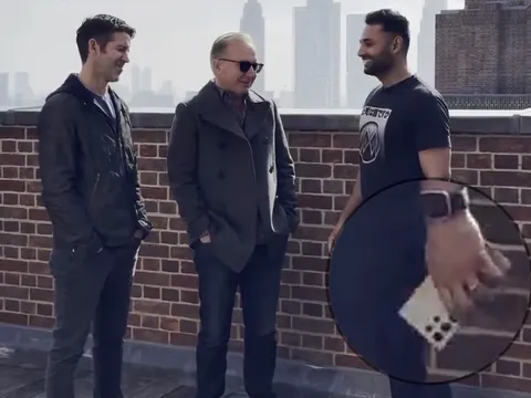 Giữa buổi phỏng vấn, YouTuber hàng đầu thế giới lôi Galaxy S24 Ultra để trêu ngươi các sếp Apple: Nhà báo nổi tiếng dự báo viễn cảnh tăm tối