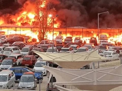 Không được đỗ xe điện trong bãi để xe cao tầng vì bệnh viện sợ bị cháy, một chủ xe gửi văn bản yêu cầu giải thích rõ lệnh cấm