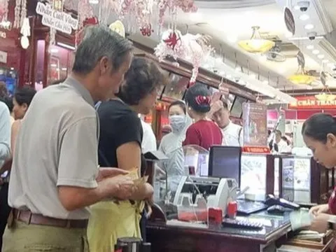 Cụ bà 80 tuổi xếp hàng 2 tiếng chưa đến lượt mua vàng, 'cò mồi' xuất hiện