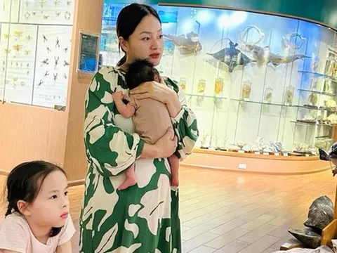 Nữ diễn viên VTV được hội mẹ bỉm khen hết lời vì chịu khó bế ẵm, ôm ấp con chứ ít khi dùng xe đẩy