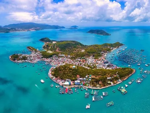 Phát hiện hòn đảo hoang sơ ít người biết biệt lập giữa biển Nha Trang, cách đất liền chỉ 15 phút đi ca nô