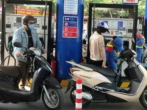 Giá xăng giảm mạnh, RON95-III còn hơn 23.000 đồng/lít