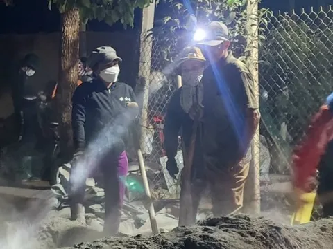 “Biệt đội” thiện nguyện vá đường xuyên đêm