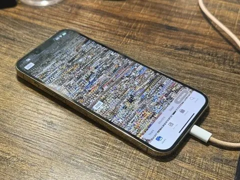 iPhone gặp lỗi lạ: Người dùng "tá hỏa" khi ảnh khỏa thân xóa từ mấy năm trước bỗng hiện trở lại