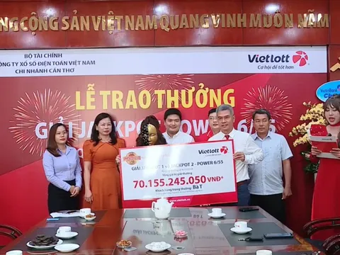 Lần nào đi qua cửa hàng vé số cũng cầu may, người phụ nữ bất ngờ trúng cùng lúc 2 giải Vietlott trị giá hơn 70 tỷ đồng