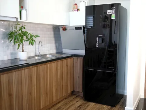 Đây là mẫu tủ lạnh 'ngon-bổ-rẻ' từ Aqua với ngăn đông dưới, thiết kế Color AI độc đáo, giá 15 triệu đồng
