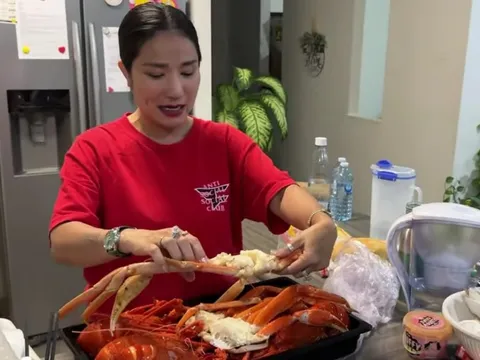 Một nữ MC đưa bố mẹ sang Úc thăm biệt thự cả nghìn mét vuông, ăn một lúc 5 con tôm hùm
