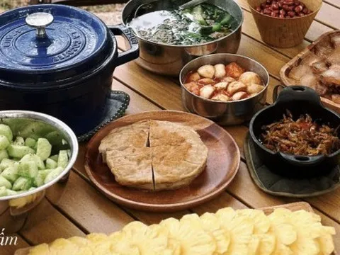 Gia đình nhỏ thưởng thức bữa cơm mùa hè trong chuyến picnic, vừa ăn vừa nghe chim hót, suối chảy róc rách, "chill" kì lạ