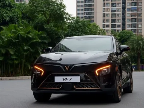 Cận cảnh những chiếc xe VF 7 Hỏa Long Độc Bản đầu tiên được giao cho khách hàng