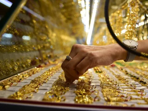 Giá vàng thế giới phá mọi kỷ lục, chuyên gia nói "rủi ro rất cao, nên cắt lỗ ngay nếu giá xuống dưới mức này"