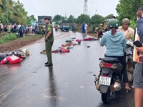 Bình Phước: Xe máy va chạm xe tải, 2 người tử vong tại chỗ