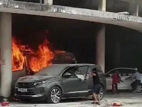 Gặp xe ô tô bốc cháy cần nhớ những điều sau